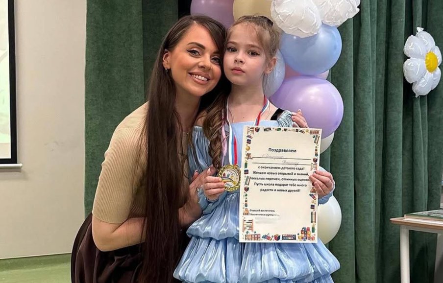 Дочь Ольги Рапунцель по имени Василиса завершила обучение в детском саду.