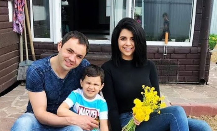 Алиана Устиненко возмущается тем, что Александр Гобозов преследует сына Роберта.