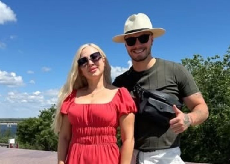 Евгения Дорожкина и Сергей Хорошев подают заявку на регистрацию брака в ЗАГС.