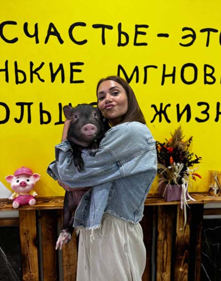 Лена Тепловодская за периметром – прогулка по лесу с Эльвирой Гох, общение с мини-пигами, смена образа