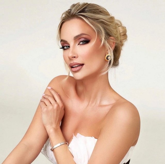 Кристина Черкасова показала свой наряд на окончание школы