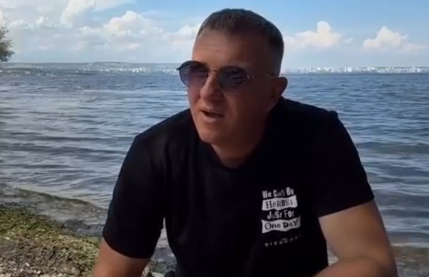 Вместо планируемого гастрольного тура по стране, Илья Яббаров оказался заблокированным в маленькой деревне.