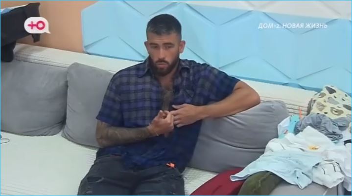 Игорь Григорьев притворяется недоумевающим перед замечаниями Квашниковой.