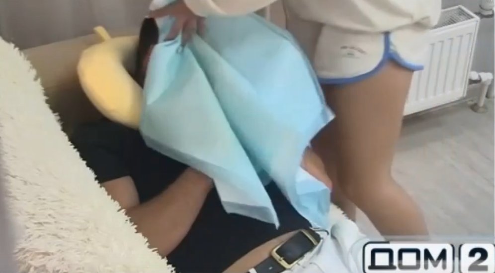 Катя Квашникова накрыла рот Сергею Хорошеву испачканной собачьей пеленкой.