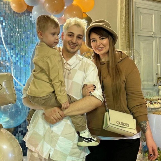 Черно и Оганесян стремятся избежать убийства друг друга, находясь в однокомнатной квартире.