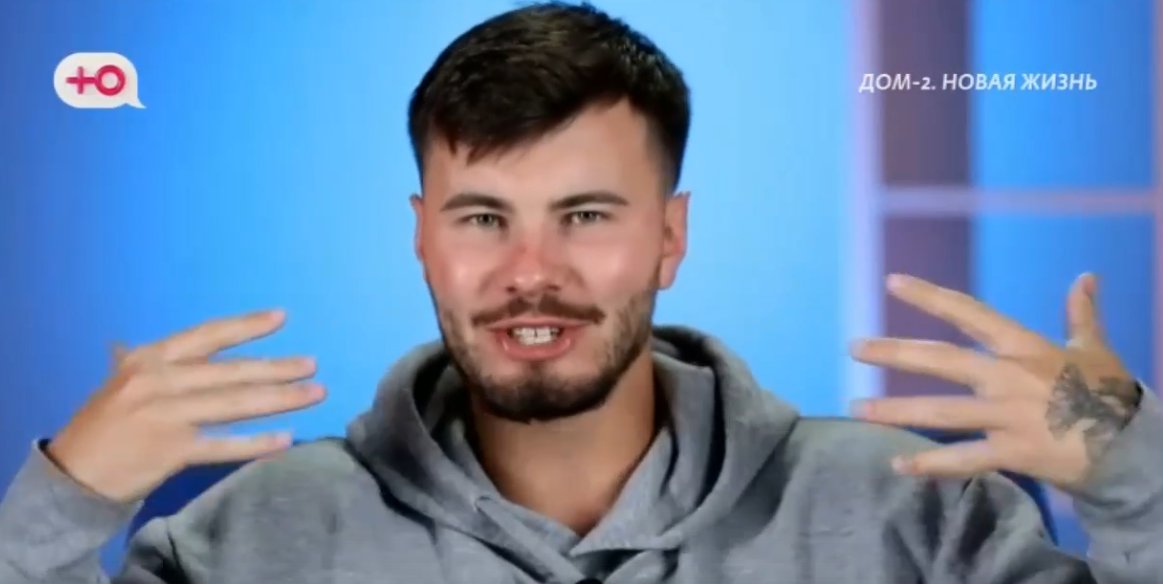 Сергей Хорошев подрабатывает зазывалой в стриптиз-клубе