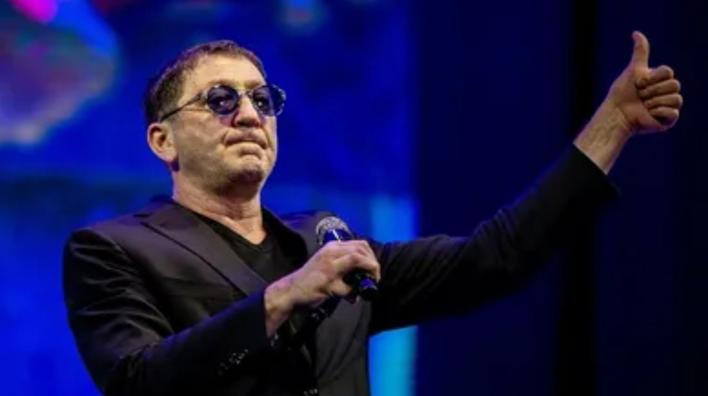 Григорий Лепс выставил на продажу сразу два особняка