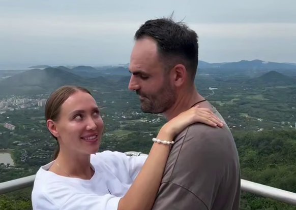 Лиза Полыгалова полетела в Новокузнецк к родителям с женихом