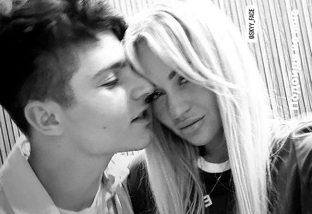 Элина Рахимова выгуливает своего парня Никиту Гуранда