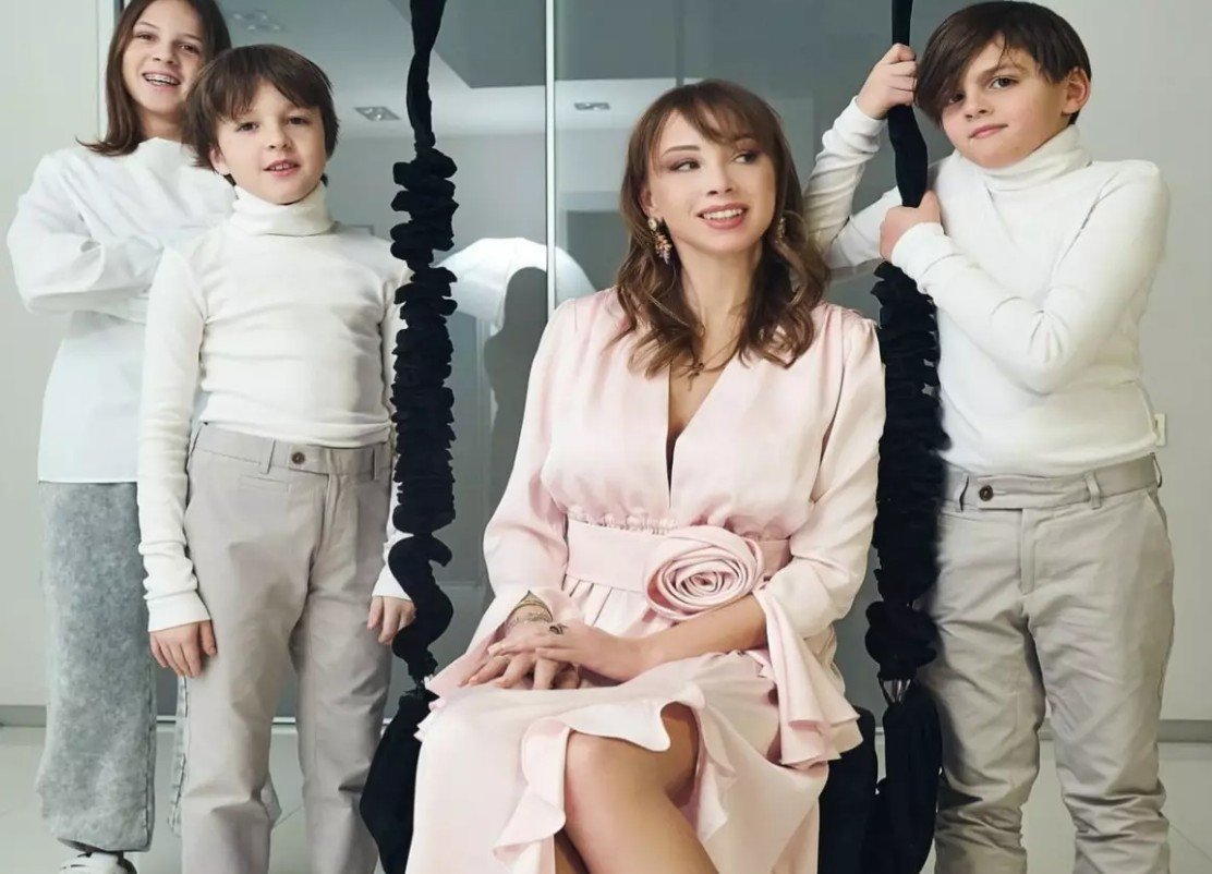 Роман Товстик и Полина Диброва пригласили к себе в гости Собчак