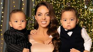 Две близкие подружки встретились за периметром