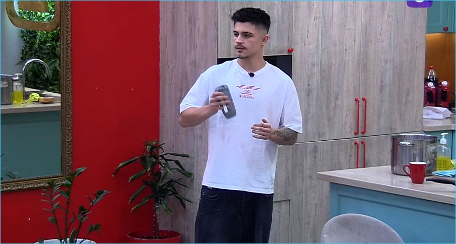 Никита Гуранда оправдывается в сети за потасовку с Романом Кузиным