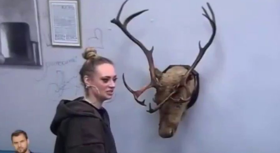 Ксения Карпова запрыгнула на Женю Сидорова, причинив Альберту Граковичу боль