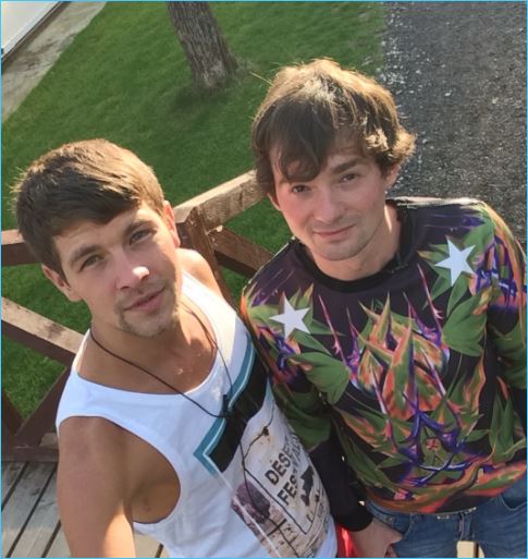 Радостный Дмитрий Дмитренко делится мнением о последнем тренде в социальных медиа.