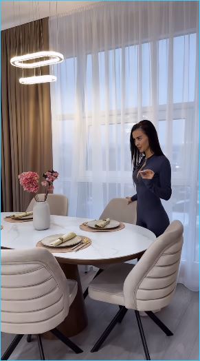 Элина Рахимова поздравила Кристину Бухынбалтэ с новосельем