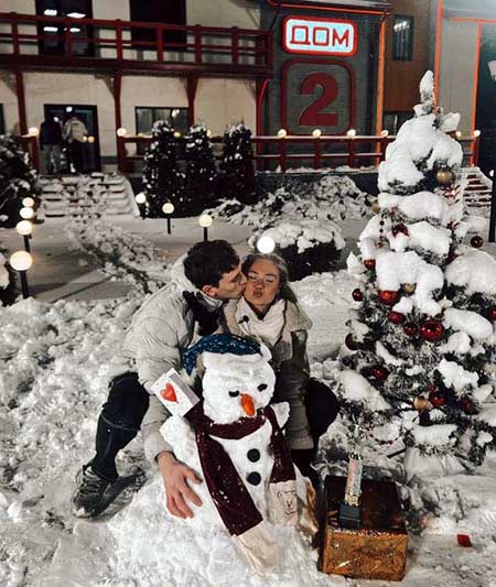 Евгений Сидоров решил завязать роман с Ксенией Карповой, вместо Каролины Салтыковой. Ксения строит свои отношения с Альбертом Граковичем.