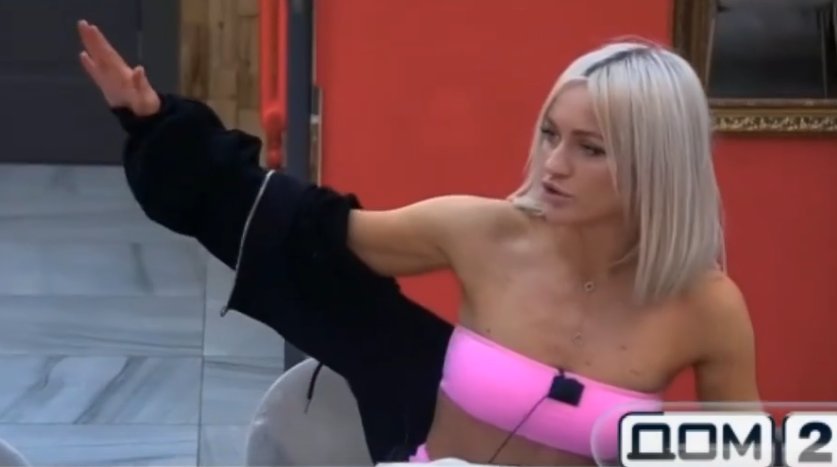 Элина Рахимова продолжает получать цветы от поклонников