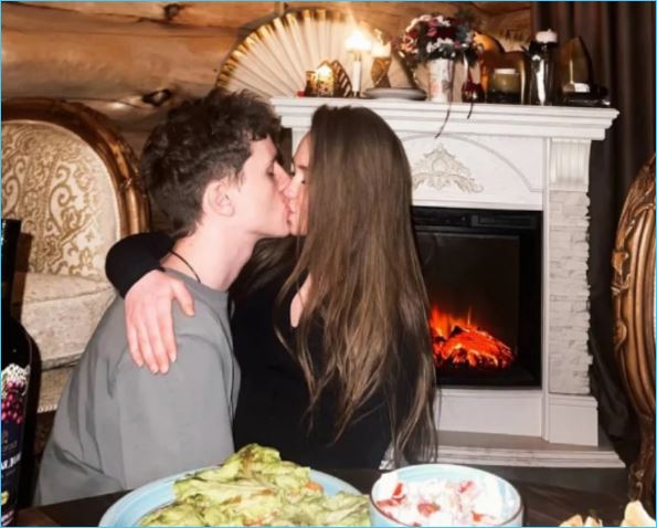 Евгений Сидоров и Каролина Салтыкова проводят новогодние праздники вдвоем