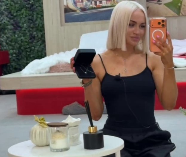 Элина Рахимова вместе с букетами получает от поклонников дорогие украшения