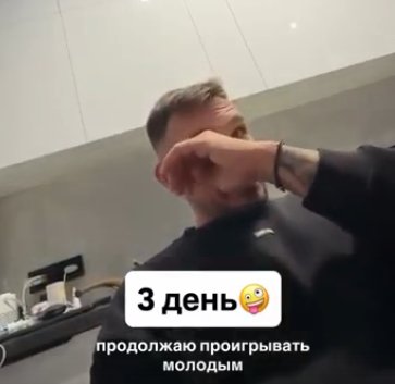 Муж Нелли Ермолаевой отдыхает с друзьями, пока она катается на сноуборде