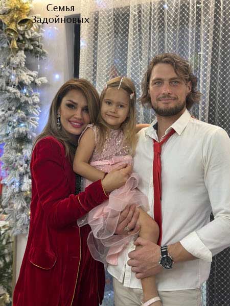 Новогодние фото бывших участников проекта