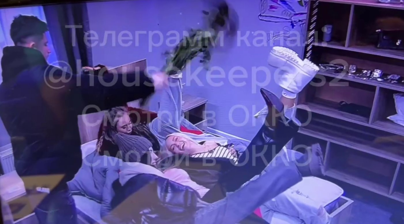 Вероника Гракович устроила погром в комнате Альберта, пока он навещает маму