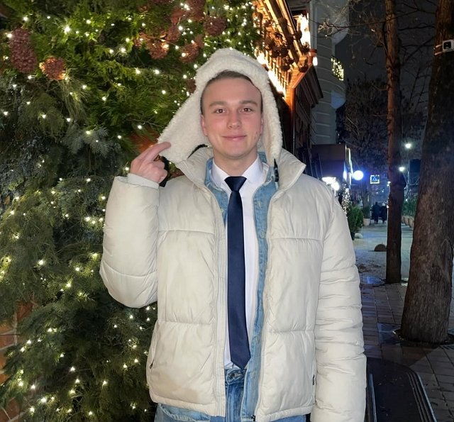 Гавришов выпрашивает у фанаток деньги на букет для любимой