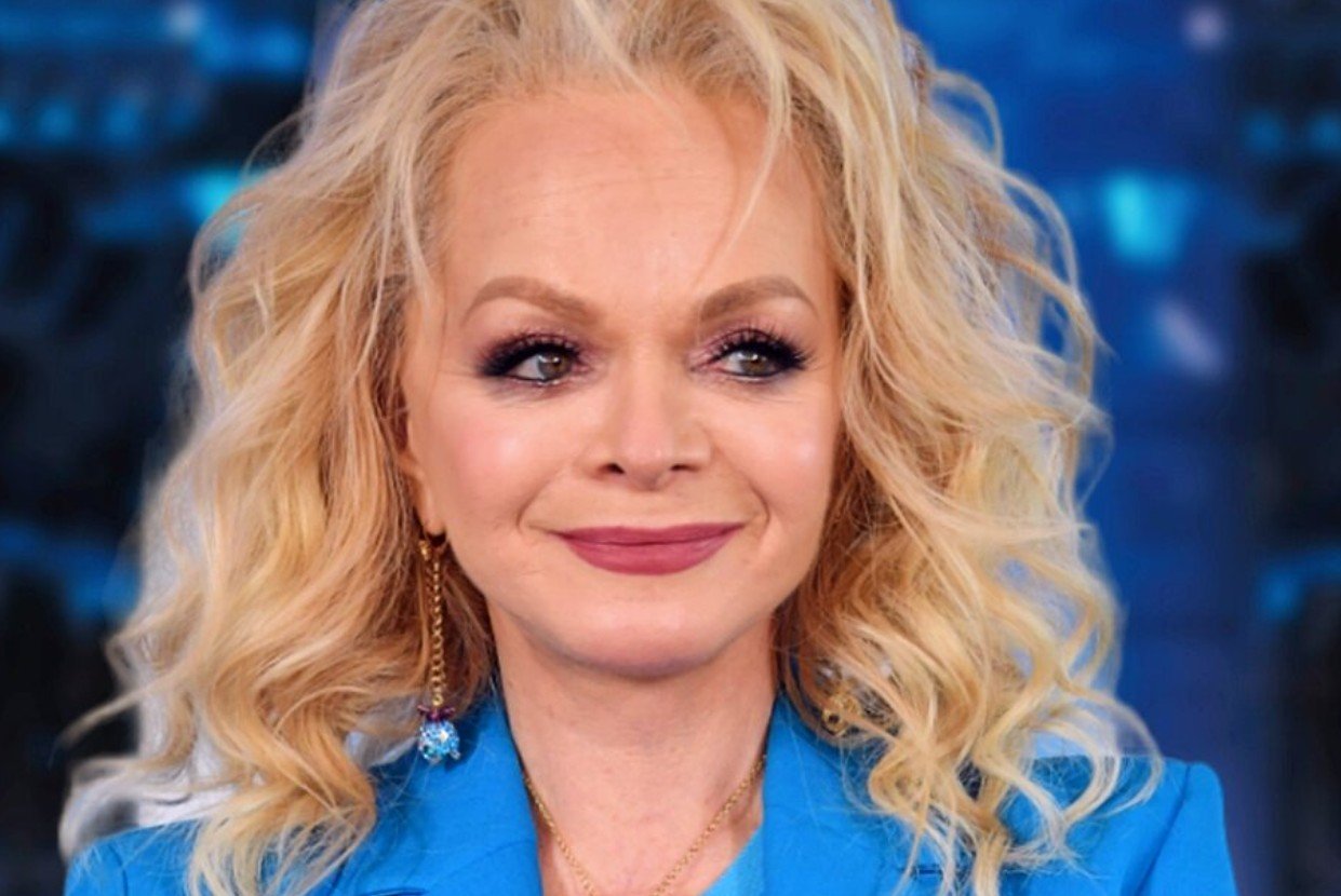 Директор Ларисы Долиной потребовал прекратить травлю певицы