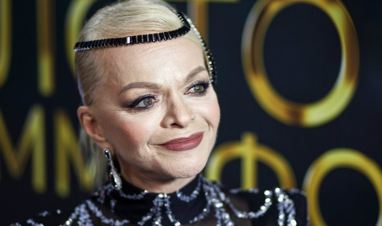 Директор Ларисы Долиной прокомментировал новости о подаренной ей квартире