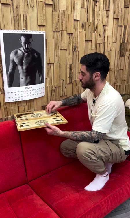 Тигран играет в нарды с портретом Игоря Григорьева, а Леончик ищет по дому собачку Оливку