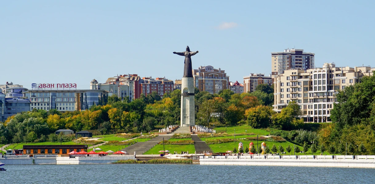 На проекте новый участник, скандальный блогер из Чебоксар, Денис Николаев, которого в соцсетях называют «сосичником»