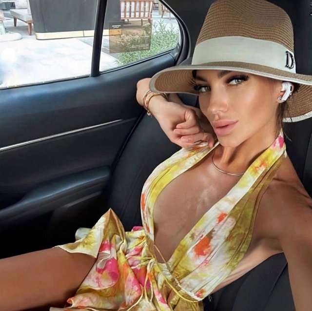 Анна Брянская с возлюбленным загорает под солнцем в Дубае