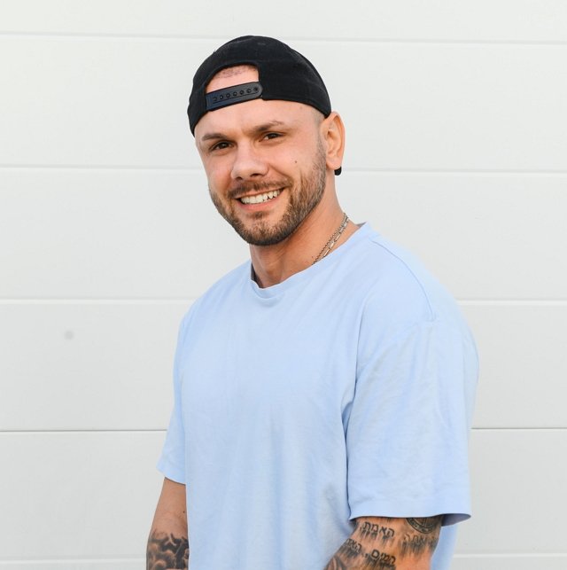 Евстропов отправился в путешествие с новой избранницей