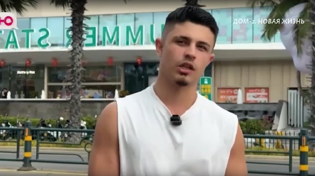 Никита Гуранда делает закупки перед возвращением в Москву из Китая