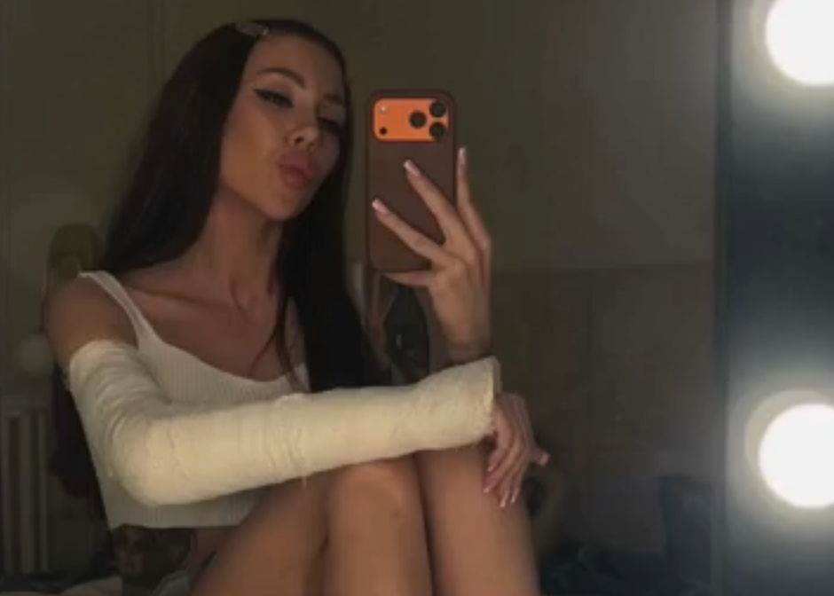 Алёна Савкина сломала руку и радуется помощи сына Богдана