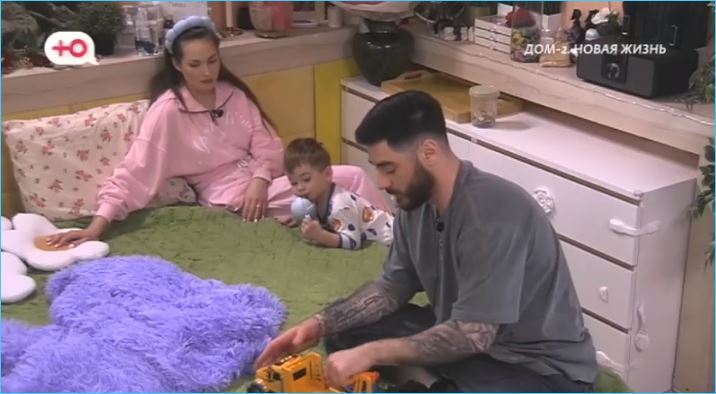 Уйдет ли Тигран Салибеков с семьей после голосования, спорят зрители в сети