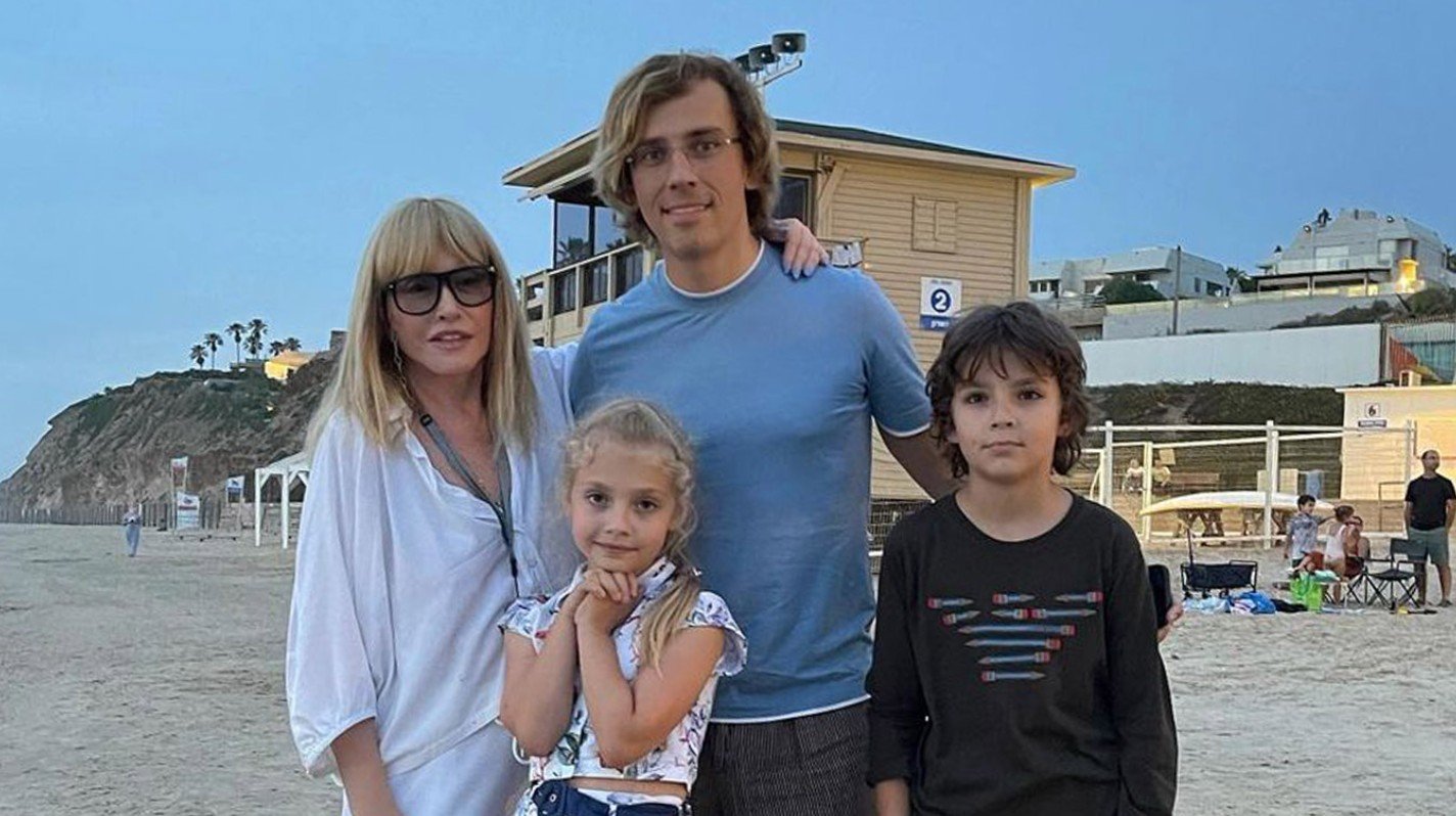 Алла Пугачева переоформила часть дома в деревне Грязь на детей