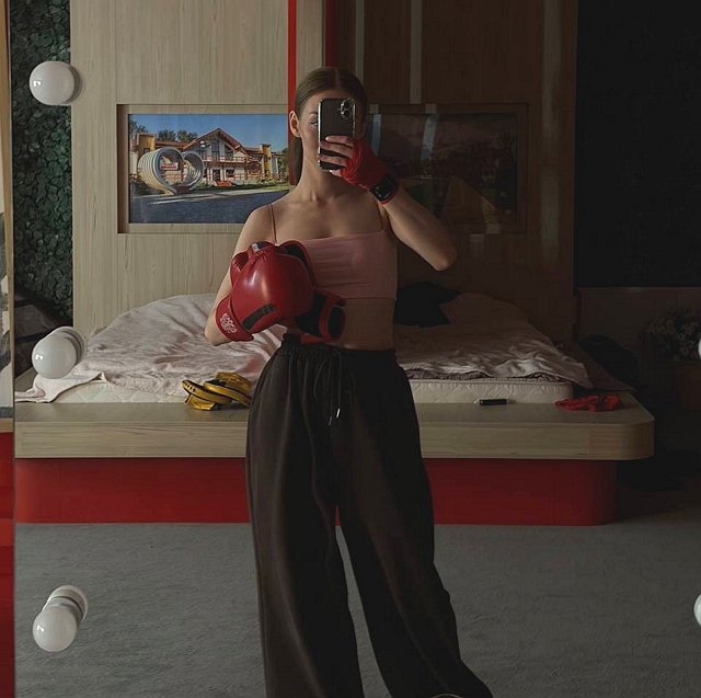 Александра Зотова берёт уроки по боксу у Никиты Гуранда