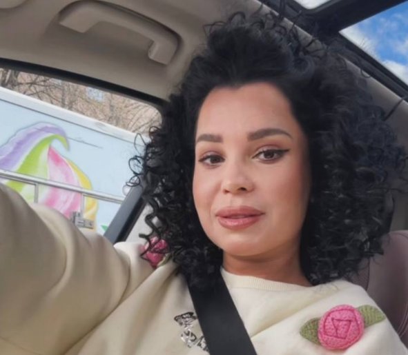 Игривая малышка Юлия Колисниченко экспериментирует с причёской перед свадьбой