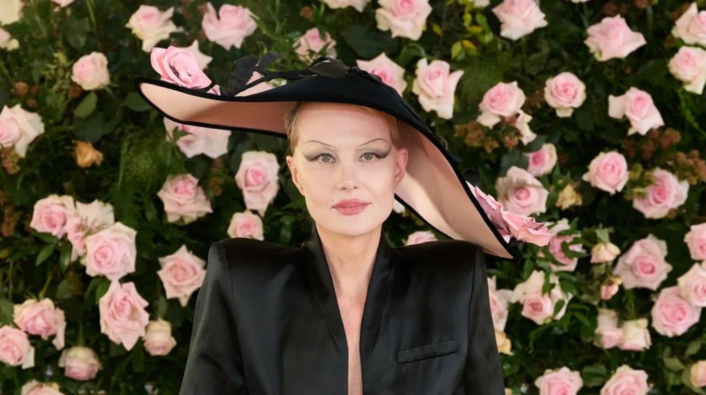 Стала известна причина, по которой в России появляется Рената Литвинова