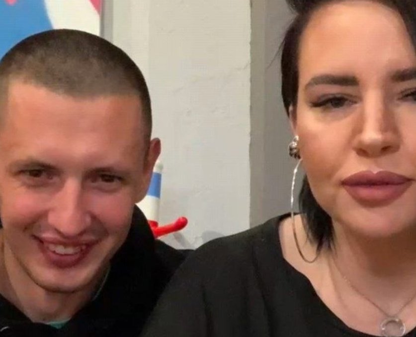Александра Черно проводит прямые эфиры с фингалом после загула с подругой