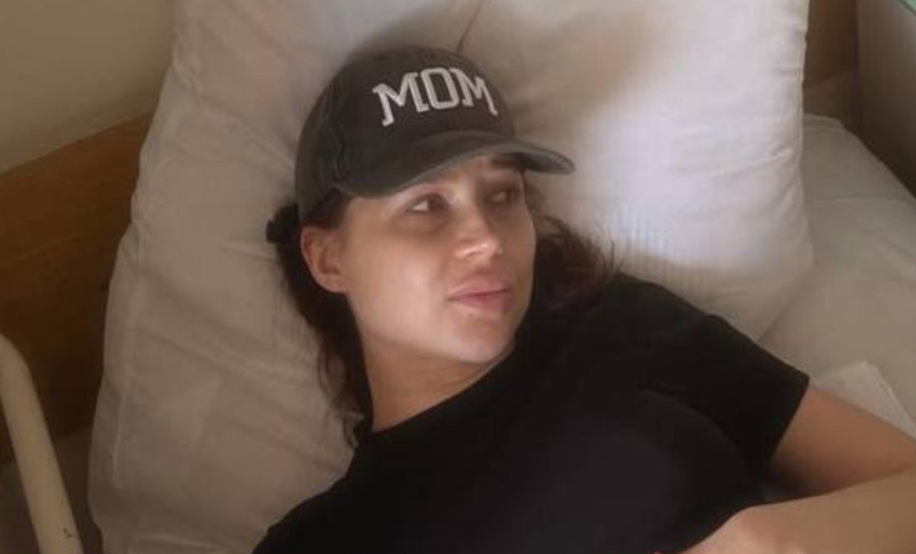 Лерчек на камеру сбрила волосы на голове