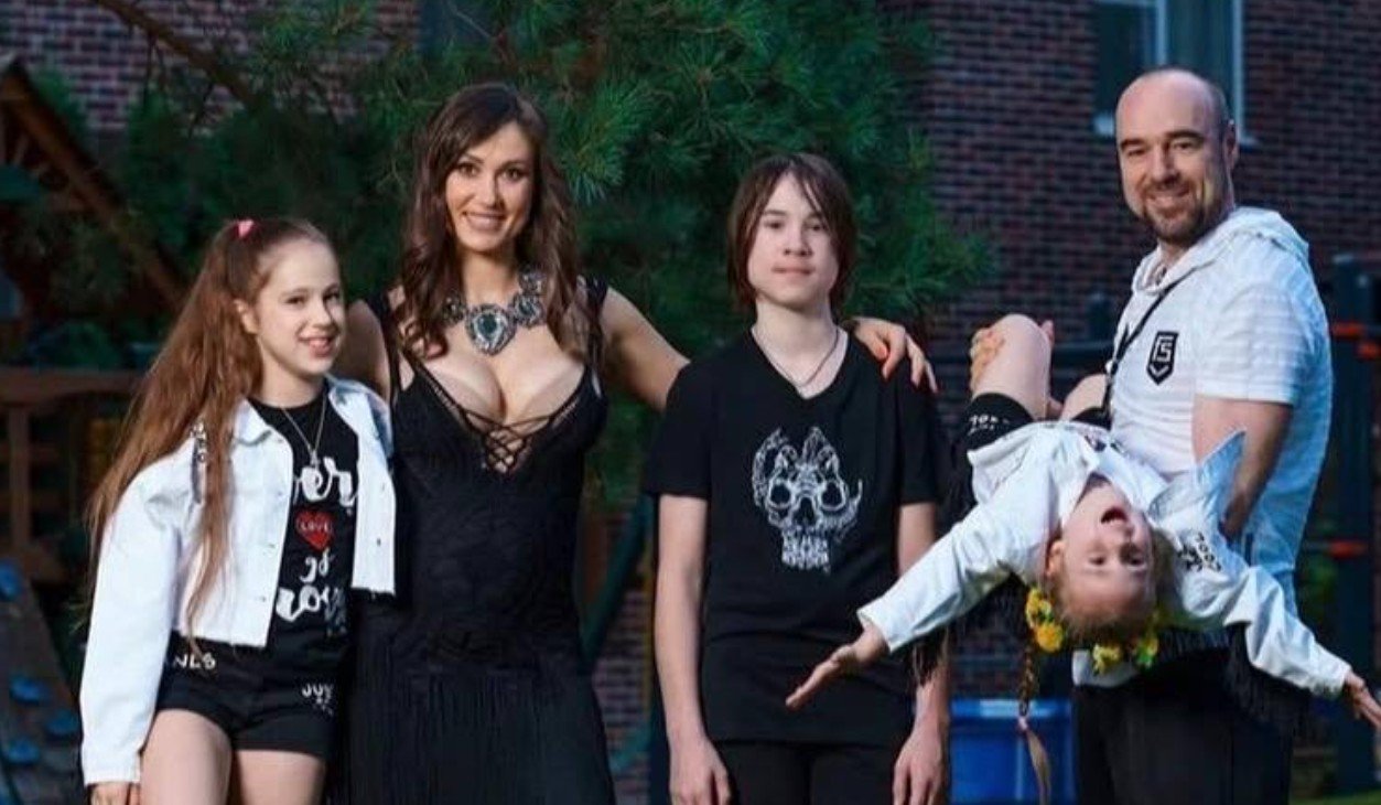 Елена Товстик высказалась о бывшем муже, который не торопится общаться с младшими детьми