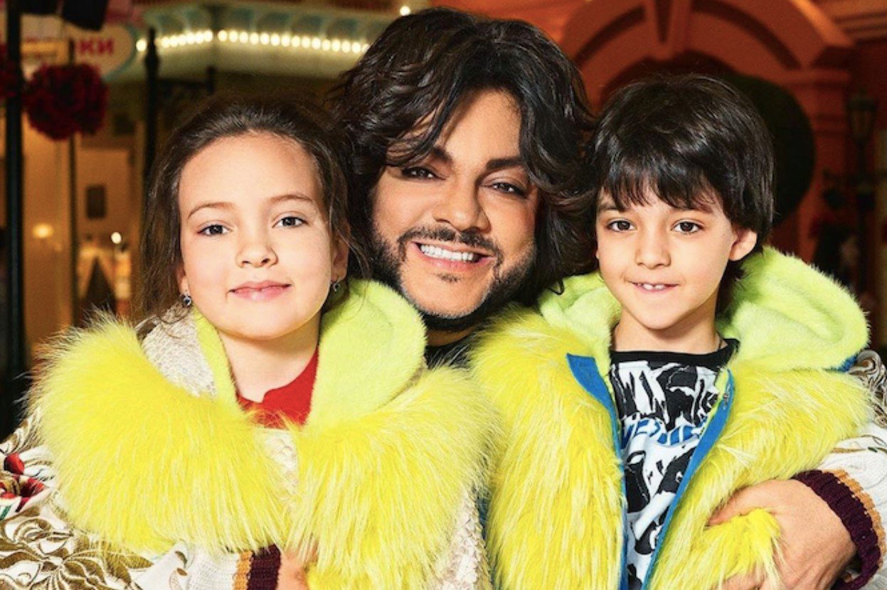 В Сети обсуждают слухи о появлении в жизни Филиппа Киркорова третьего ребенка