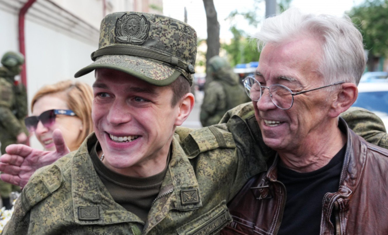 Николай Добрынин приехал встречать Глеба Калюжного из армии