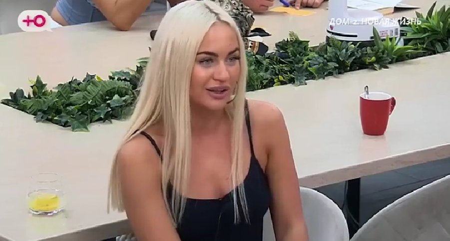 Элина Рахимова вернулась из Казани и попала на гулянку к Безусу