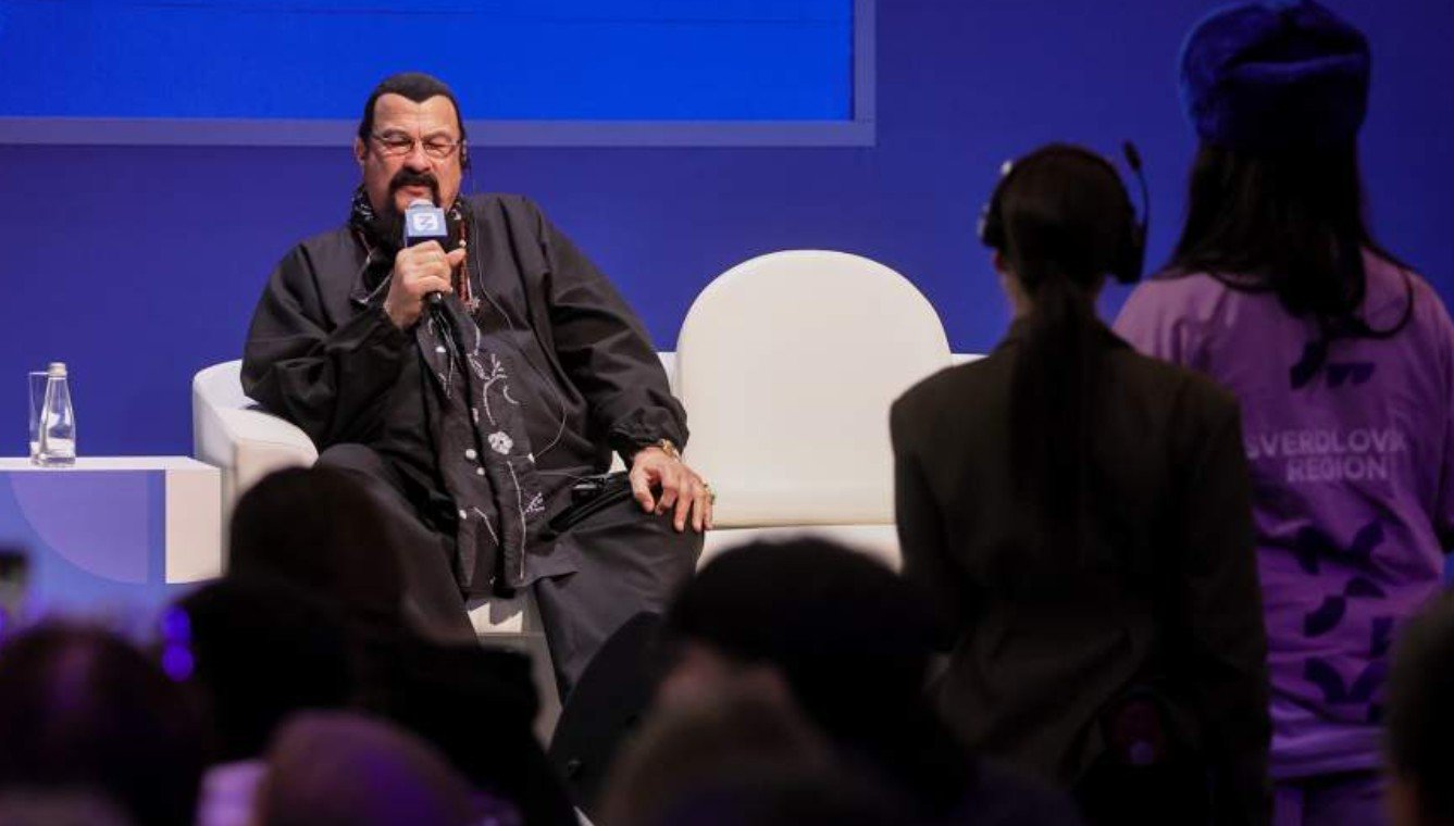 Стивен Сигал озвучил имя современного героя