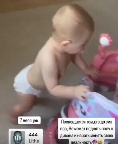 Анна с Максимом Евстроповыми в восторге от первых шагов их 8-месячной дочери.