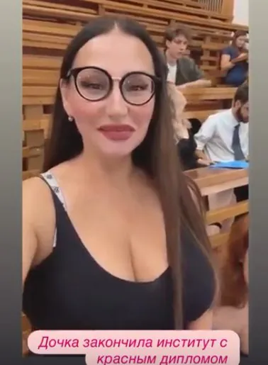 Светлана Прель радуется успехам своей дочери, которая успешно закончила учёбу в институте с отличием.