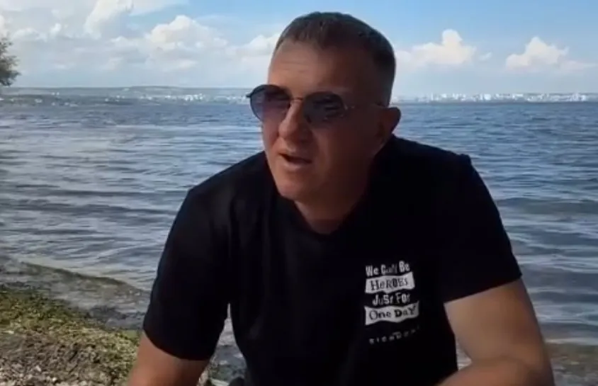 Вместо планируемого гастрольного тура по стране, Илья Яббаров оказался заблокированным в маленькой деревне.